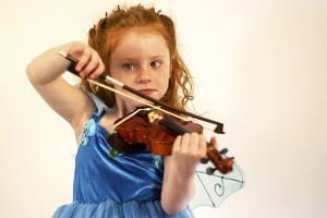 kind speelt op de viool